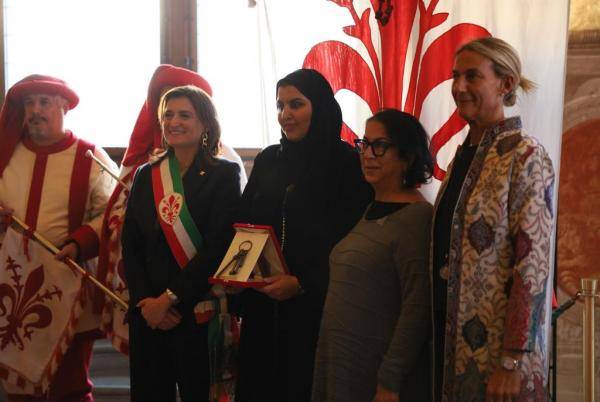 فلورنسا الإيطالية تهدي الشيخة فاطمة بنت مبارك مفتاح المدينة