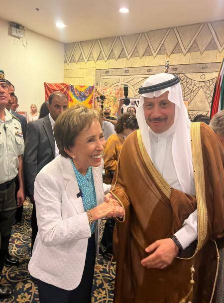 السديري برفقة الاميرة بسمة في بازار السلك الدبلوماسي