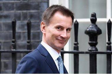 وزير المالية البريطاني يقر بالأخطاء ويحذر من الارتفاع الضريبي