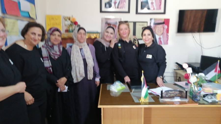 جمعية سوا للتنمية الخيرية  توزع ملابس على 3 مدارس في المفرق ...صور 