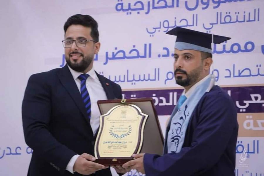 مروان عبدالله مانع الشاعري درع أفضل شخصية شبابية للعام 2022م في العاصمة ..جنوب اليمن