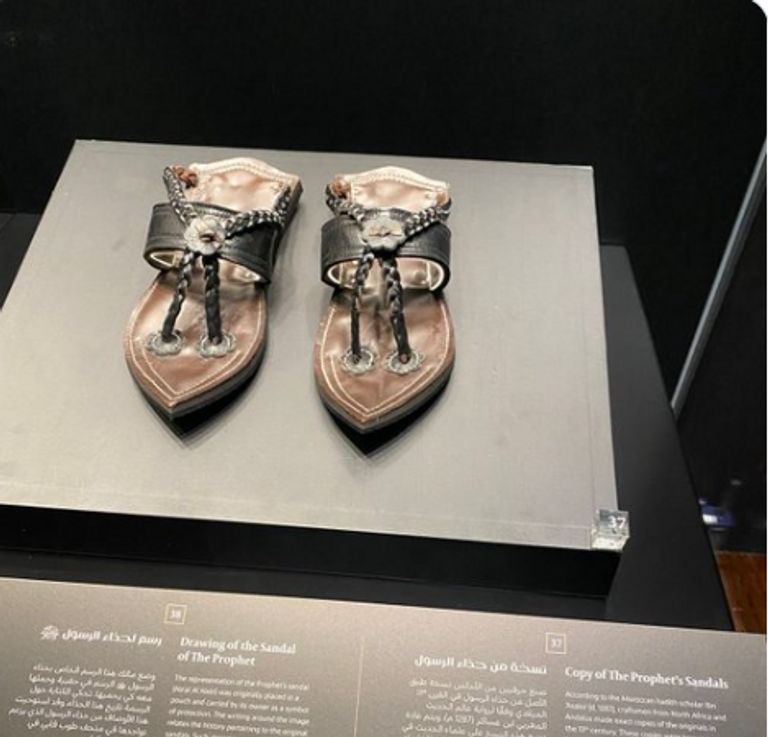 السعودية تعرض نسخة طبق الأصل من حذاء النبي محمد_صور