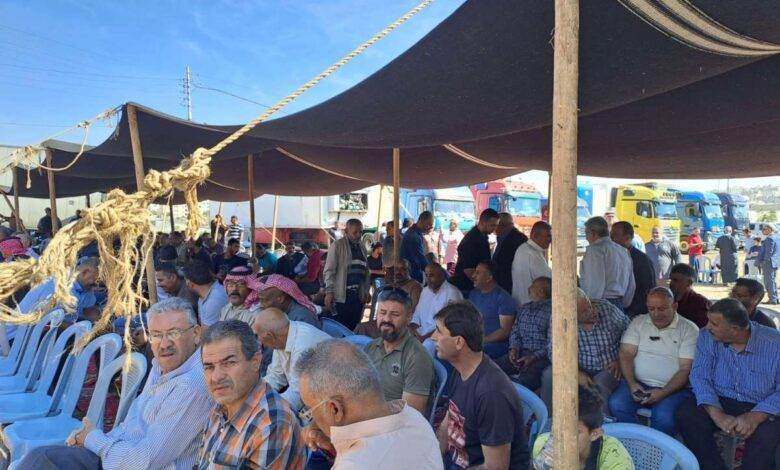 اجتماع حاشد لاصحاب الشاحنات والسفريات احتجاجا على التراخي الحكومي في التعاطي مع القرار السعودي