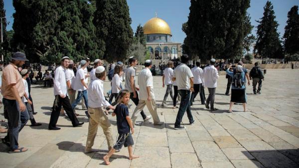مئات المستوطنين يستبيحون الأقصى