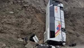 مصرع 2 وإصابة 26 بانقلاب حافلة باليمن