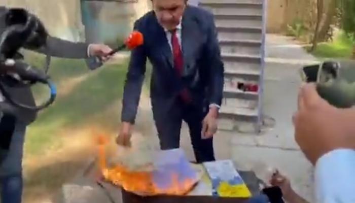 استاذ جامعي يحرق شهاداته ومؤلفاته في العراق.. ما السبب؟