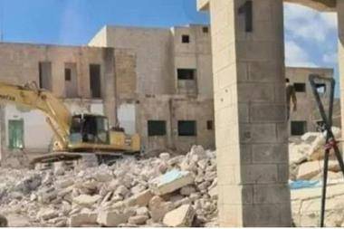 بدء هدم مستشفى الزرقاء القديم لإعادة تأهيله