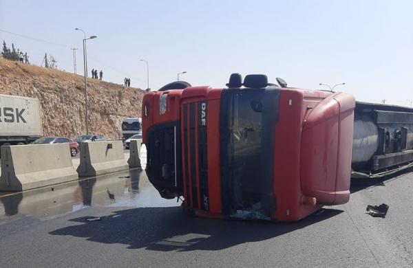 إغلاق مسرب من طريق المطار اثر تدهور مركبة شحن