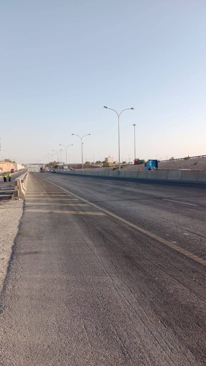 الأشغال: إعادة فتح المسرب الايمن من طريق المطار بعد إغلاقه اثر تدهور مركبة شحن