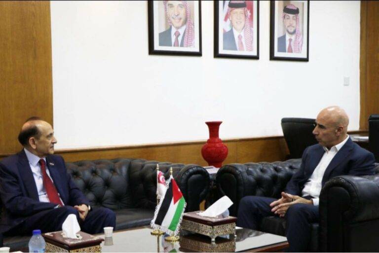 وزير الاستثمار يبحث سبل تعزيز العلاقات الثنائية مع سنغافورة