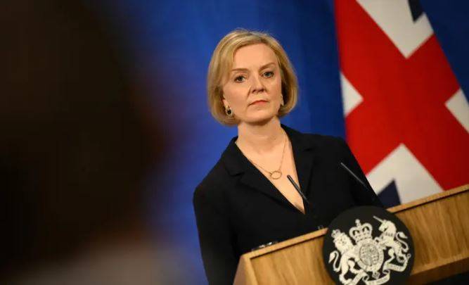 تراس تؤكّد تمسّكها بمنصبها وتأسف لـ”أخطاء” اقتصادية ارتُكبت