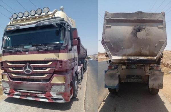 ضبط حدث يقود مركبة شحن على طريق الأزرق