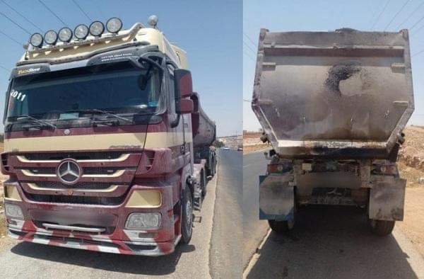 ضبط حدث يقود مركبة شحن على طريق الأزرق