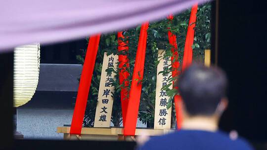 رئيس وزراء اليابان يقدم تبرعات لضريح مثير للجدل