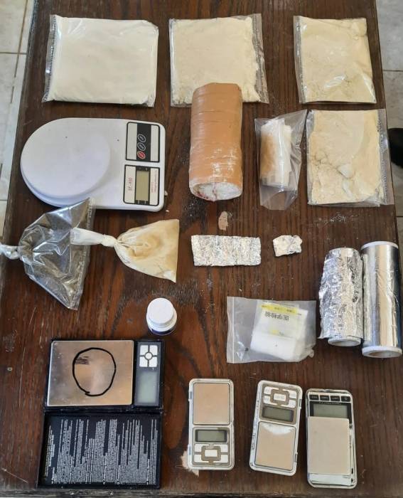 ضبط 10 الاف حبة مخدرة بحوزة أحد تجار المخدرات أثناء نقله لها