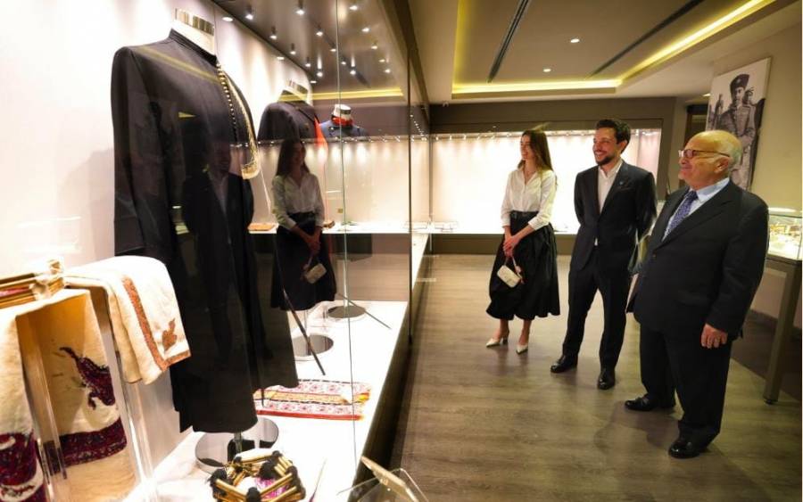 الأمير الحسن والأمير الحسين وبرفقتهما الآنسة رجوة بجولة في جناح مقتنيات الملك المؤسس ومكتب الملك الباني