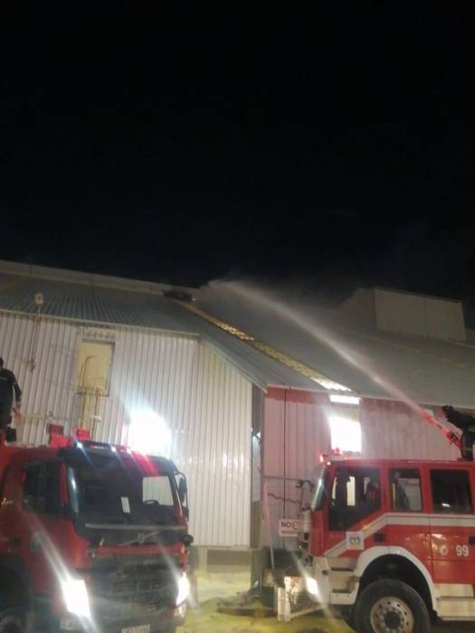 مديرية دفاع مدني العقبة تخمد حريق مستودع يحتوي على مادة الكبريت في المنطقة الجنوبية ..صور