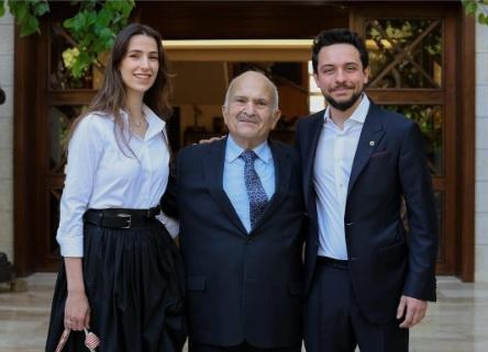 ولي العهد ينشر صورة تجمعه بالأمير الحسن والآنسة رجوة