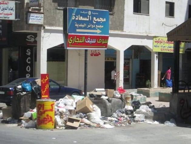 رمي النفايات في الطرق الرئيسية والفرعية في محافظة الزرقاء  : هل هو ضعف في الوعي ام تقصير في تقديم الخدمات