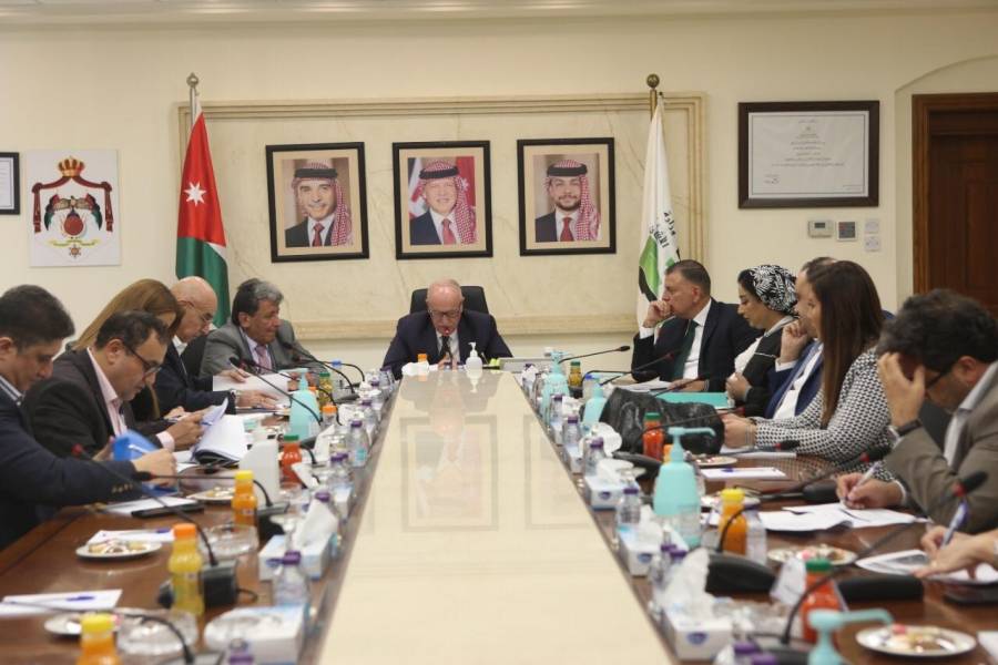 اللجنة التوجيهية لمشروع انشاء مباني وساحات جديدة لجسر الملك حسين تعقد اجتماعا في وزارة الأشغال