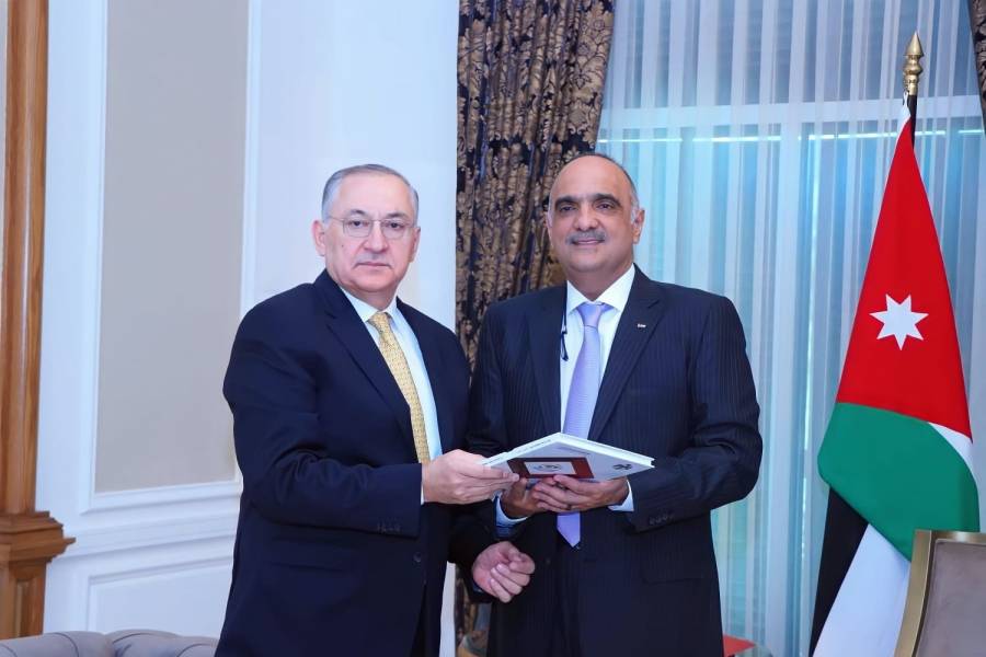 رئيس الوزراء يتسلم التقرير السنوي لهيئة النزاهة ومكافحة الفساد