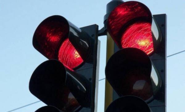 محافظ الزرقاء يوقف سائقا قطع الإشارة حمراء