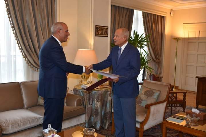 المندوب المصري الجديد لدي جامعة الدول العربية يقدم خطاب التكليف الخاص به إلى أمين عام الجامعة