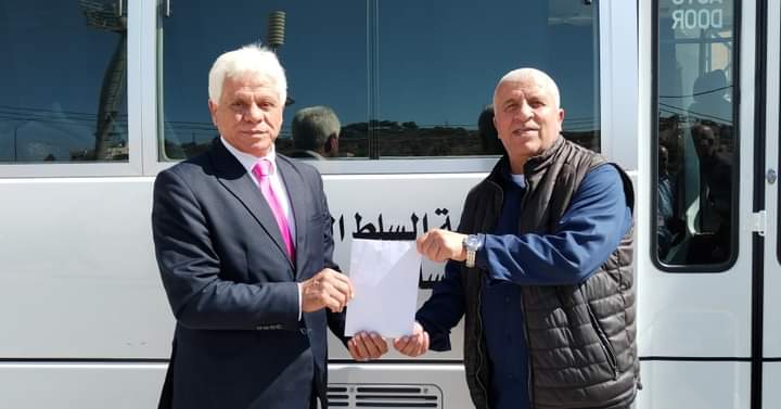 بلدية السلط الكبرى تهدي نادي السلط الرياضي حافلة ركاب متوسطة