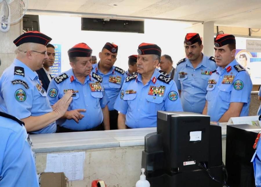 **مدير الأمن العام يزور إدارة الترخيص ويشيد بأداء العاملين فيها