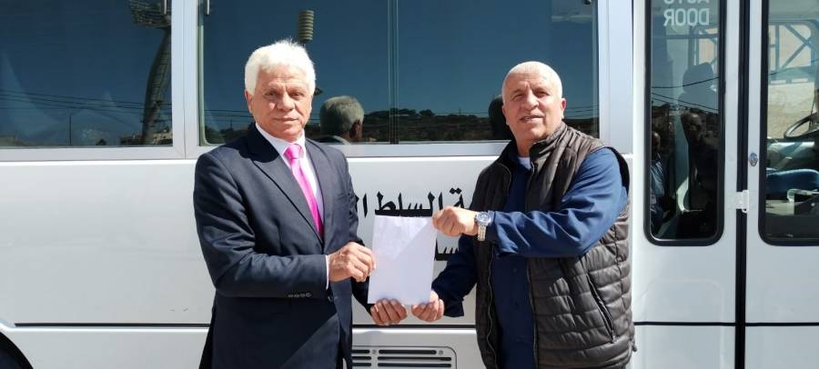 بلدية السلط الكبرى تهدي نادي السلط الرياضي حافلة ركاب متوسطة