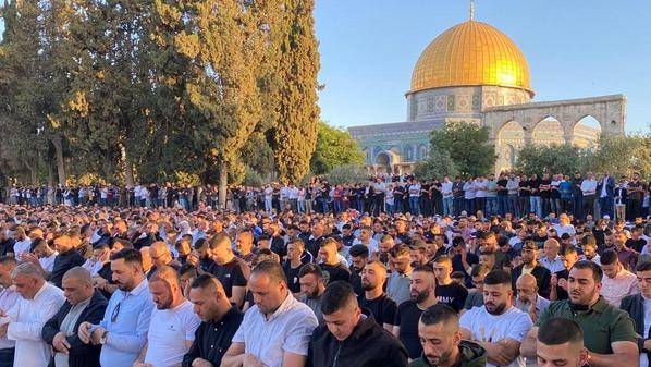 عشرات الآلاف يؤدون صلاة الجمعة في المسجد الأقصى