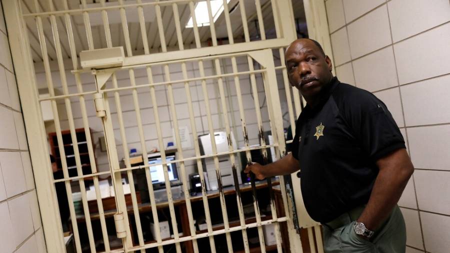 بعد 28 عاما في السجن.. براءة 3 أمريكيين من تهمة القتل