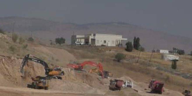 مستوطنون يجرفون أراضي الفلسطينيين في الأغوار الشمالية