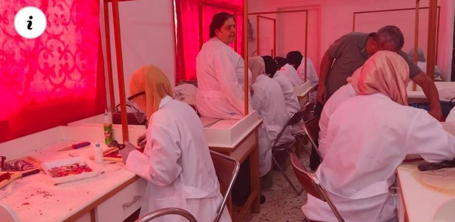 بدء تدريب (٦٠) فتاة على صناعة الفسيفساء الزجاجية في ديرابي سعيد