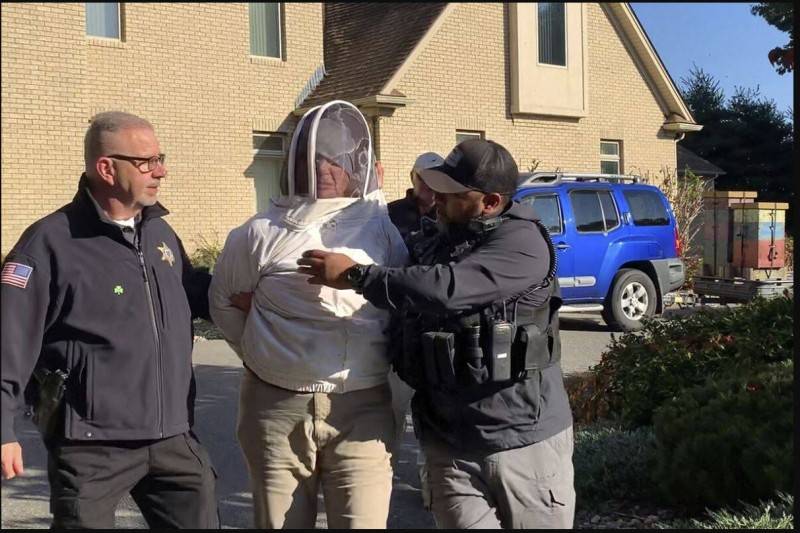 أمريكية تعتدي على رجال الشرطة بسرب من النحل