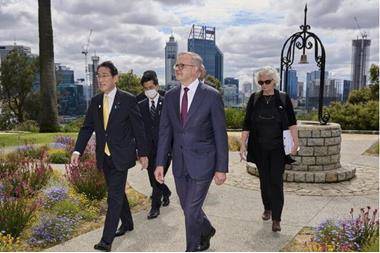 أستراليا واليابان توقعان اتفاقا أمنيا تاريخيا