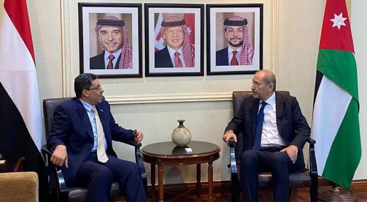 وزير الخارجية يبحث مع نظيره اليمني تداعيات الهجوم على ميناءي رضوم والضبة النفطيين