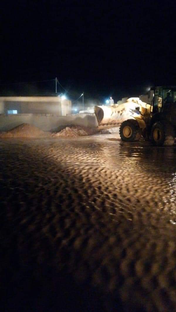 بلدية الرويشد تتعامل مع مداهمة مياه الامطار لمساكن ...صور