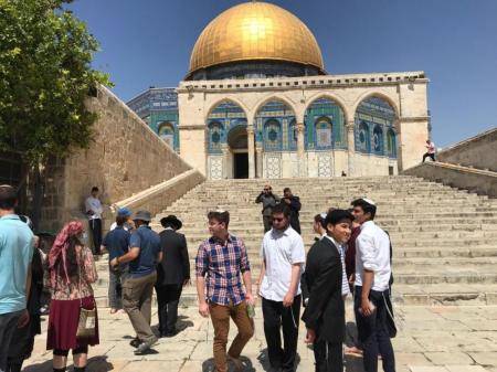 عشرات المستوطنين يقتحمون باحات الأقصى