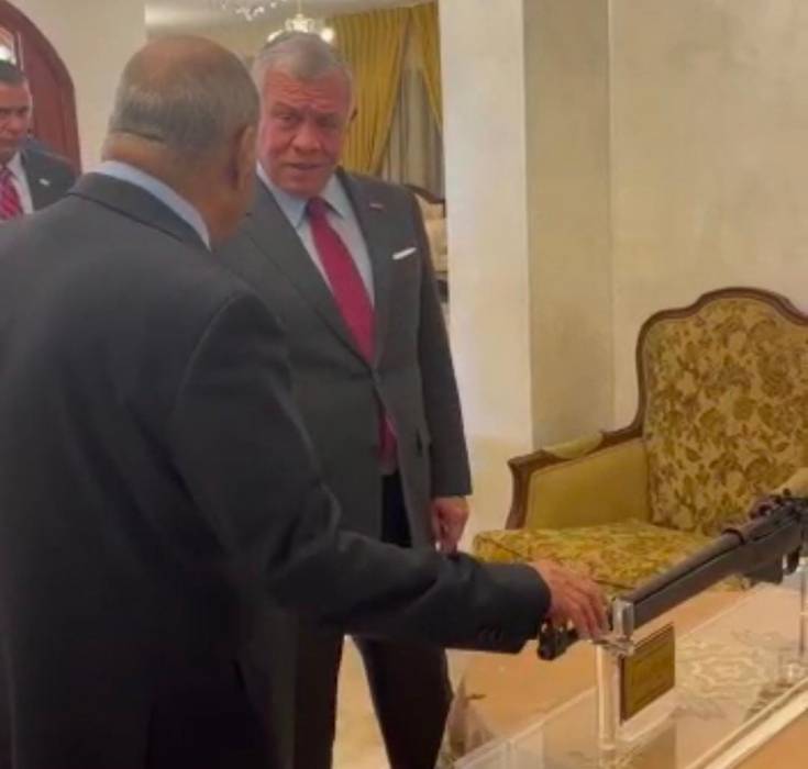 الملك يتلقى هدية نادرة من العين جمال حديثة الخريشا..فيديو 