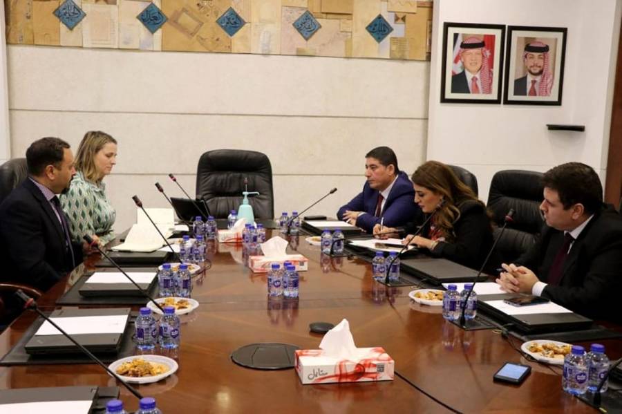 العواملة والسفيرة الإيرلندية يبحثان سبل التعاون في مجال حقوق الإنسان