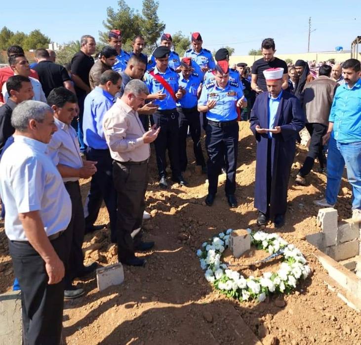 تشييع جثمان العقيد المتقاعد محمد جراد الفقهاء في مقبرة لب