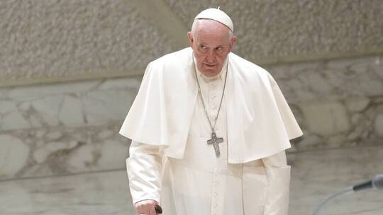 مجلة: ماكرون حث البابا فرنسيس على الاتصال ببوتين لتسوية الأزمة الأوكرانية