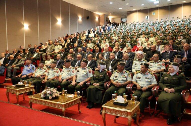 تخريج دورة الضباط الجامعيين المهنيين للإناث (صور)