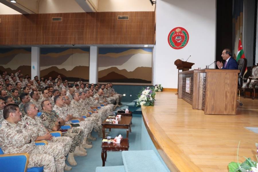 وزير الدولة لشؤون الإعلام يحاضر في كلية القيادة والأركان