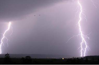 تشهد المملكة عاصفة رعدية قوية مصحوبة بالأمطار