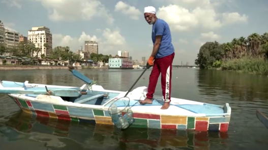 3 أجيال من عائلة مصرية واحدة تتكاتف لتنظيف النيل حماية للبيئة