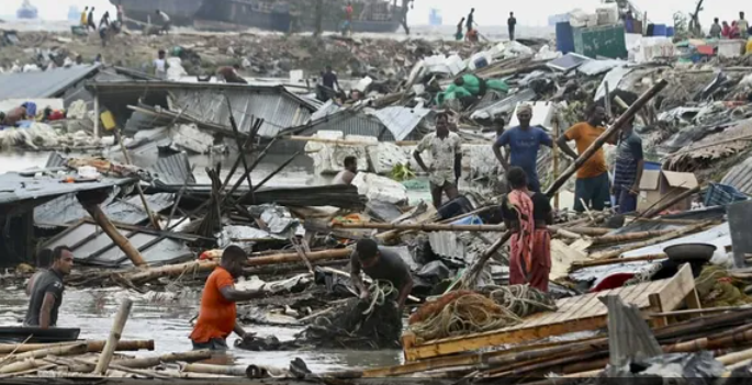 فيديوهات لإعصار ضرب بنغلادش.. قتل 28 وحرم ملايين من الكهرباء