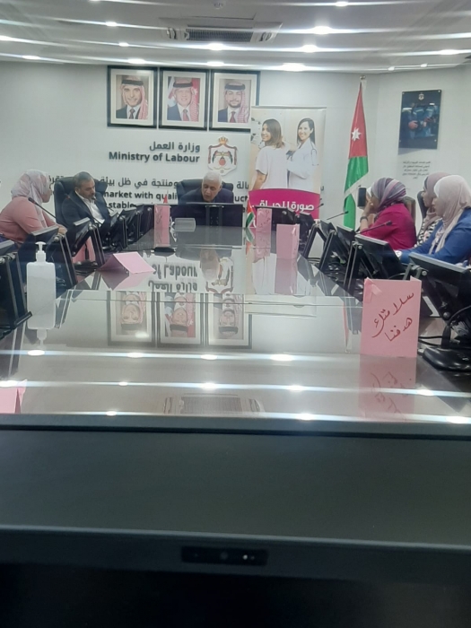 وزارة العمل تطلق حملة توعية للكشف المبكر عن سرطان الثدي(فكِّر بالوردي)