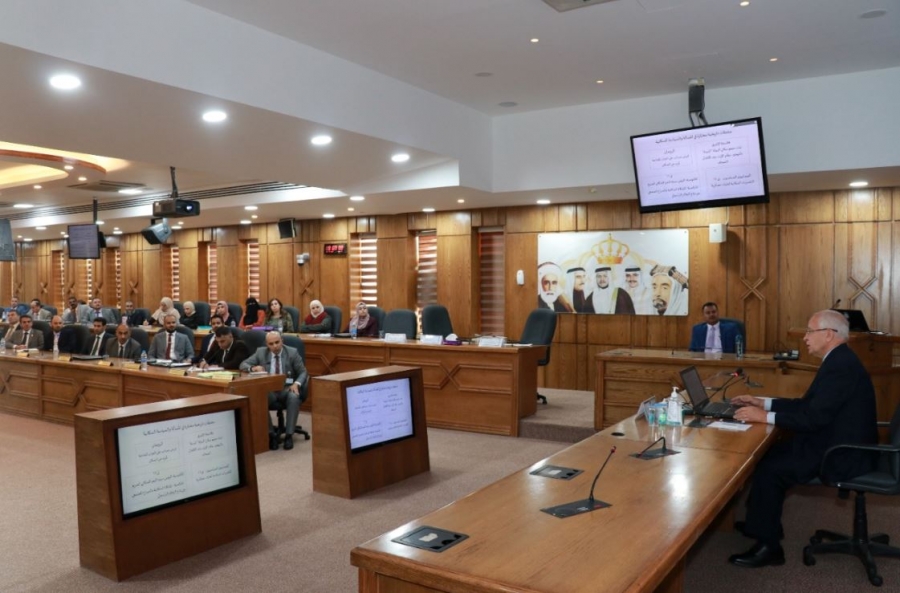 أمين عام المجلس الأعلى للسكان يحاضر في كلية الدفاع الوطني